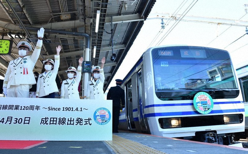 一日駅長の小学生の合図で出発する120周年の記念列車=千葉県我孫子市で2021年4月30日、橋本利昭撮影