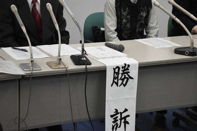 判決を受け、報道陣に思いを語る原告=札幌市中央区で2021年5月13日午後2時51分、高橋由衣撮影