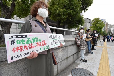 大阪府庁の前で映画館への休業要請に対し無言で抗議をする人たち＝大阪市中央区で２０２１年５月１４日午後６時１分、加古信志撮影