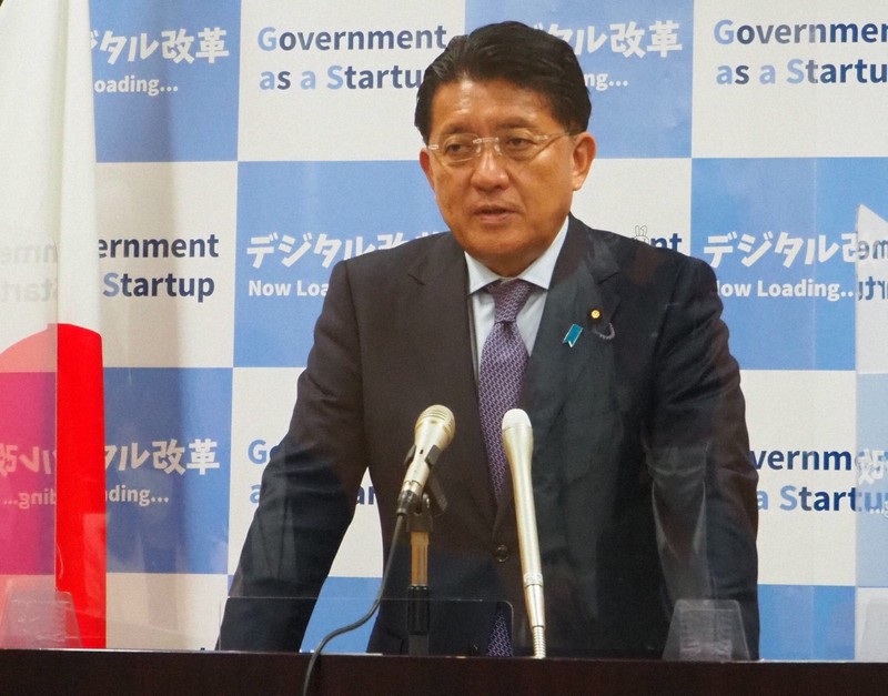 記者会見で質問に答える平井卓也デジタル改革担当相=東京都千代田区で2021年5月14日午前9時10分、後藤豪撮影