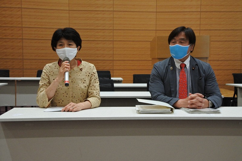 LGBTに関する法律案について与野党が合意し、取材に応じる超党派議連の西村智奈美幹事長(左)と馳浩会長=東京都千代田区で2021年5月14日午後3時33分、藤沢美由紀撮影