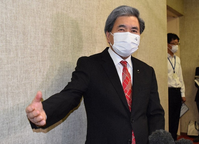 熊本県への「まん延防止等重点措置」適用について報道陣の取材に答える蒲島郁夫知事=熊本市中央区で2021年5月14日午前10時23分、城島勇人撮影