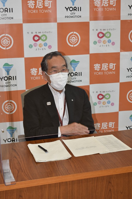 記者会見する花輪利一郎町長=寄居町役場で2021年5月14日午後3時46分、中山信撮影