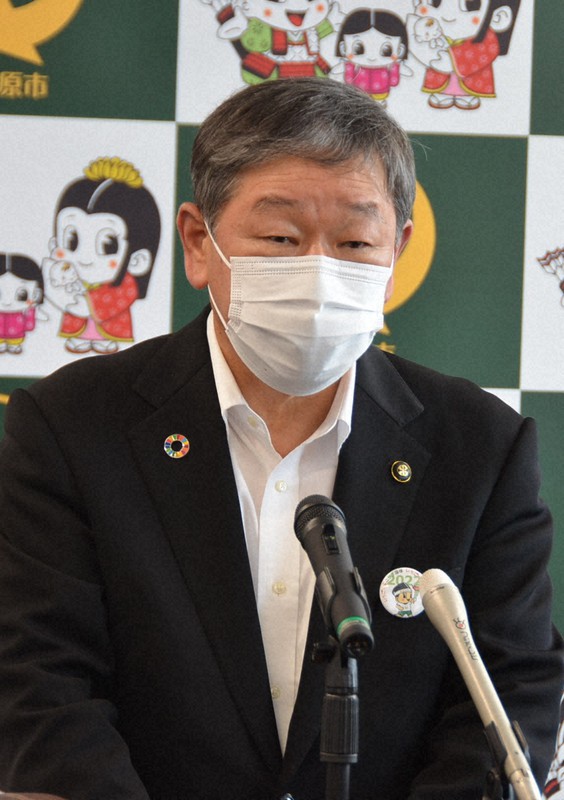 新型コロナウイルスワクチンを優先接種したことについて説明する大田原市の津久井富雄市長=栃木県大田原市役所で2021年5月14日午後1時28分、湯浅聖一撮影