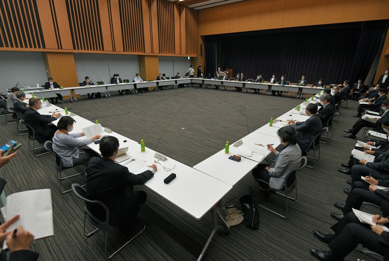 緊急事態宣言の対象に3道県を追加することなどが話し合われた基本的対処方針分科会=東京都千代田区で2021年5月14日午前7時2分、手塚耕一郎撮影