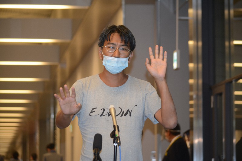 ミャンマーから帰国し、当時の状況について語る北角裕樹さん=成田空港で2021年5月14日午後10時41分、中村宰和撮影