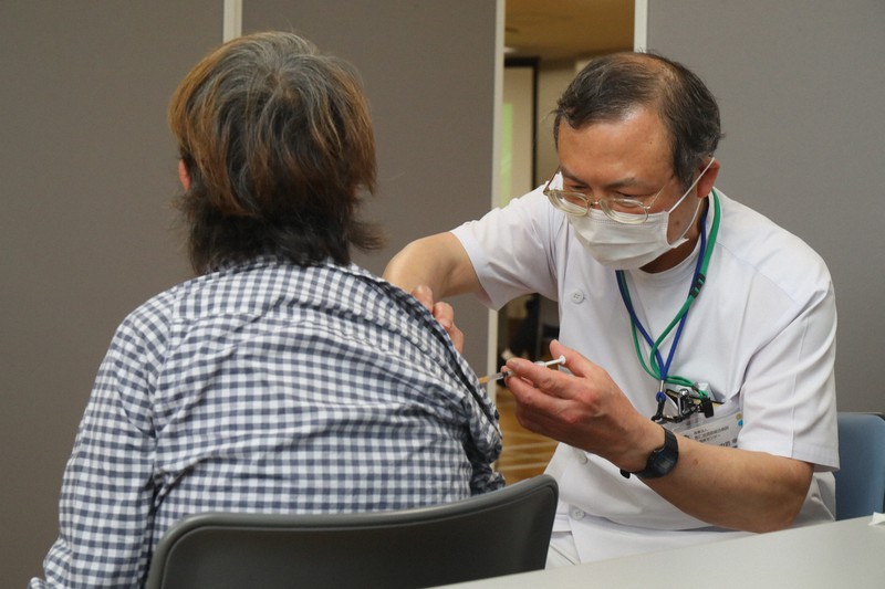 京都市で始まった新型コロナウイルスワクチンの個別接種の様子=同市伏見区の医仁会武田総合病院で(代表撮影)