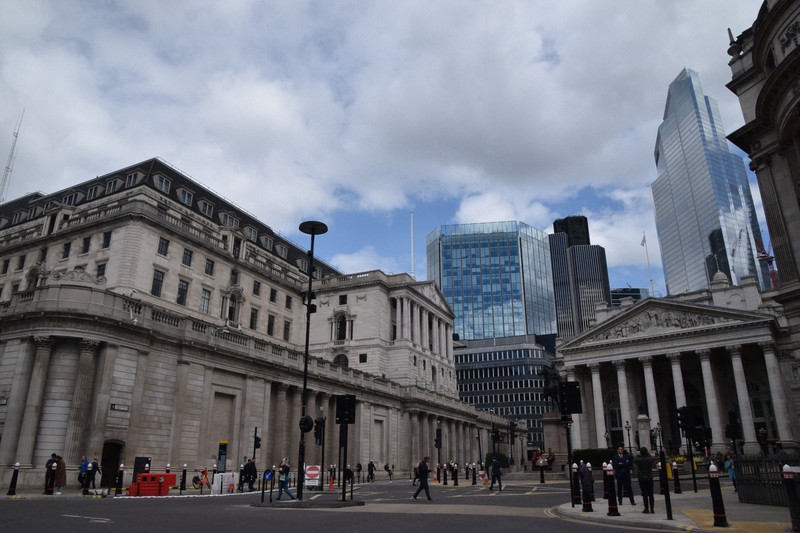 英国の中央銀行、イングランド銀行(左)などが集まる国際金融街シティー=ロンドンで2021年5月12日午後1時21分、横山三加子撮影