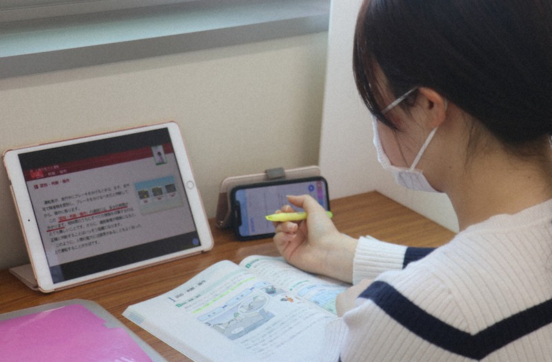 運転免許取得に向け、オンラインで学科教習を受ける教習生=橋本市で2021年5月14日午前10時54分、藤原弘撮影