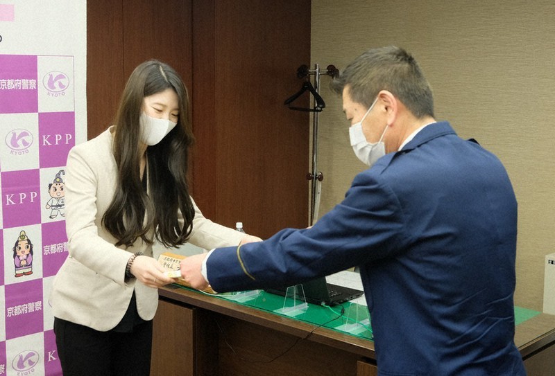有吉卓也署長(右)から感謝状を受け取る中浜さん=中京署で、千金良航太郎撮影