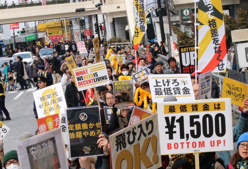 「最低賃金を1500円に」と訴えるデモ行進。非正規労働者も多数参加した=東京都新宿区で2018年2月、井田純撮影