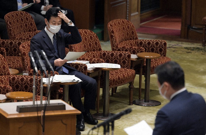 参院議院運営委員会で質問を聞く西村康稔経済再生担当相=国会内で2021年5月14日午後3時10分、竹内幹撮影