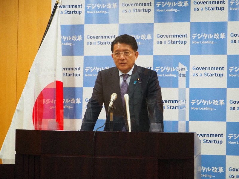 記者会見で質問に答える平井卓也デジタル改革担当相=東京都千代田区で2021年5月14日午前9時10分、後藤豪撮影
