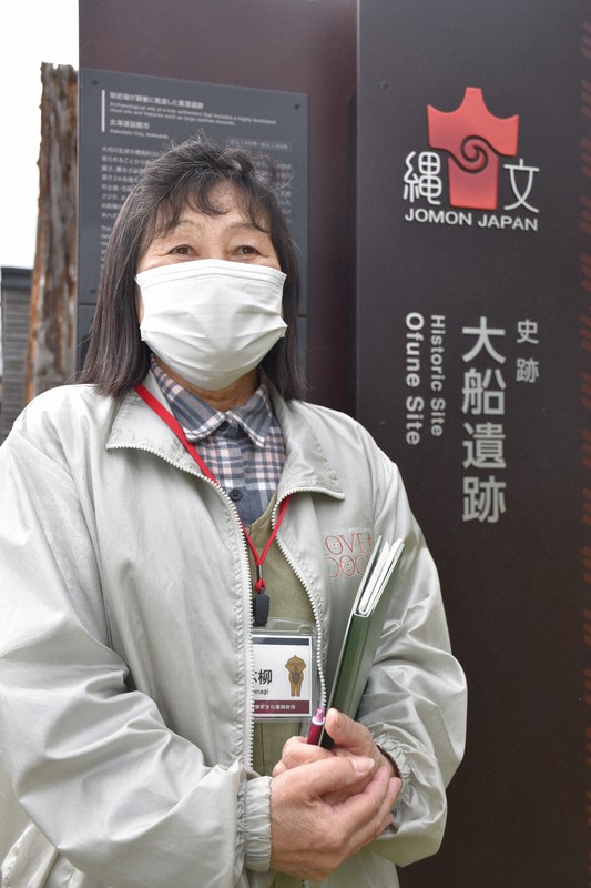 大船遺跡でガイドを務める二本柳敏子さん=北海道函館市大船町で2021年5月11日午後3時16分、真貝恒平撮影