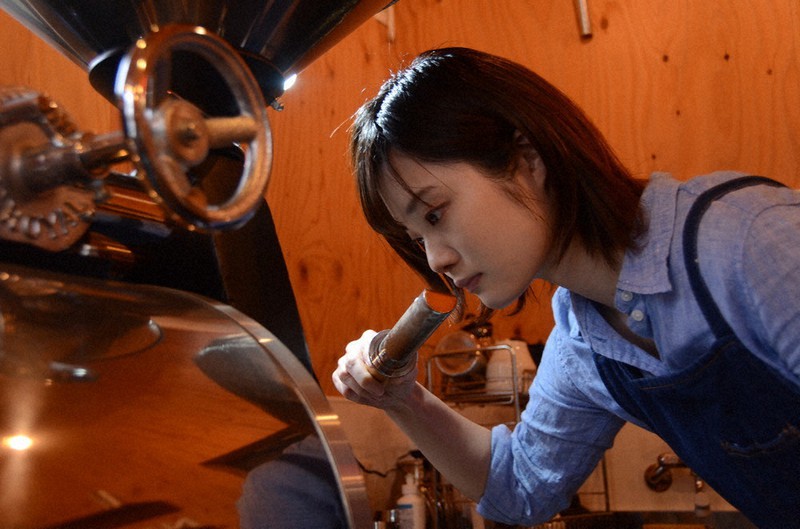 コーヒー豆の焙煎具合を色合いや香りなどで確かめる奥井奈緒さん=愛媛県松前町北川原で2021年4月29日午前9時44分、山中宏之撮影
