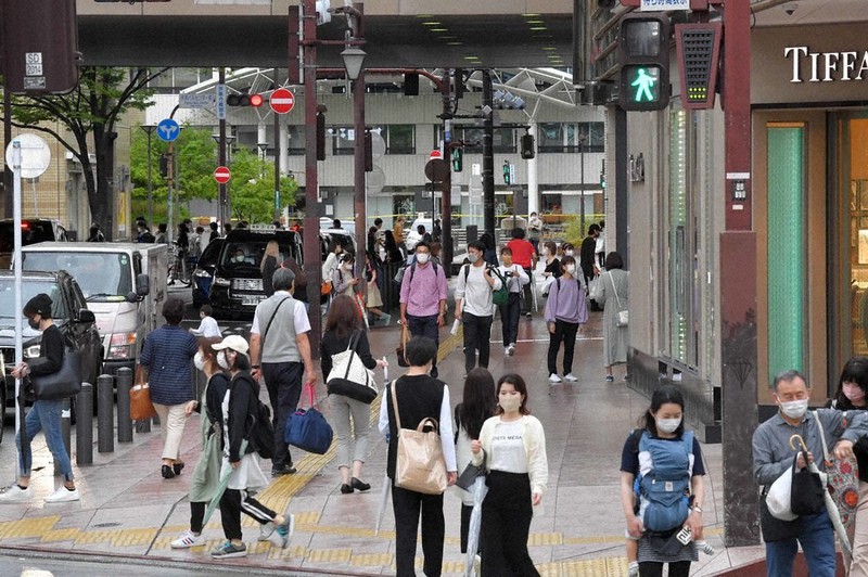 緊急事態宣言が発令されて初の週末を迎えた福岡市内を歩く人たち=同市中央区で2021年5月15日午後1時28分、平川義之撮影