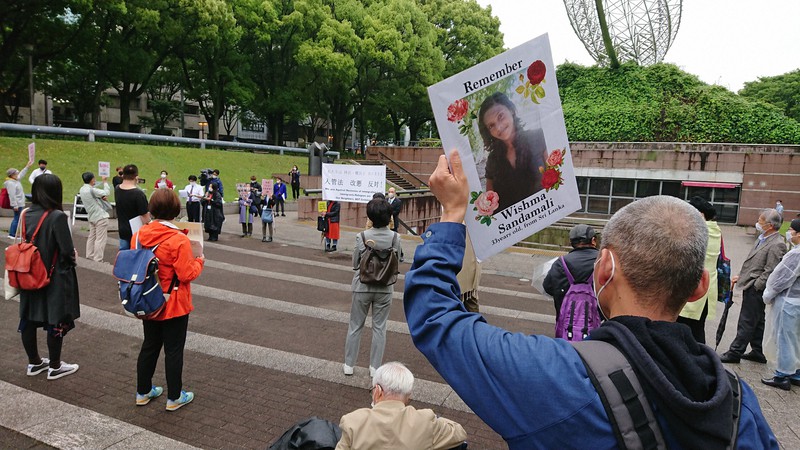 ウィシュマさんの遺影を掲げ、入管法改正案の廃案を訴える参加者もいた=名古屋市中区で2021年5月16日午後4時32分、道永竜命撮影