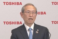 “物言う株主”の質問に答える東芝の綱川智社長＝2021年5月14日、東芝ホームページから”