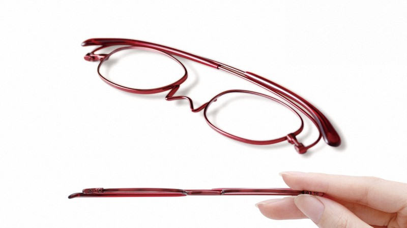 極薄・軽量の老眼鏡「ペーパーグラス」=西村プレシジョン提供