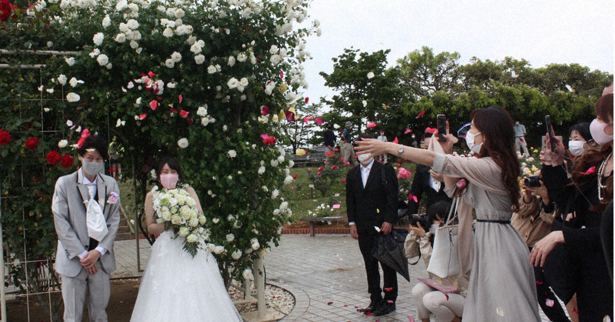 バラに囲まれ 愛を誓う 伊奈でローズウエディング 埼玉 毎日新聞