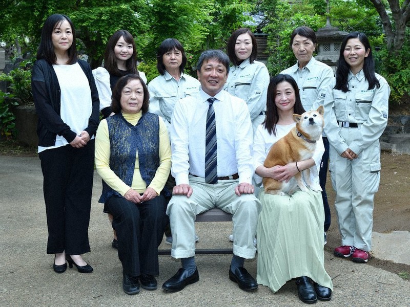松戸社長(中央)と女性従業員=千葉県松戸市で2021年5月7日、橋本利昭撮影