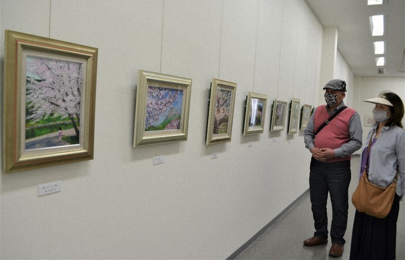 各地の花景色を描いた「桜のある風景展」=三重県玉城町宮古のギャラリーボナール伊勢玉城館で
