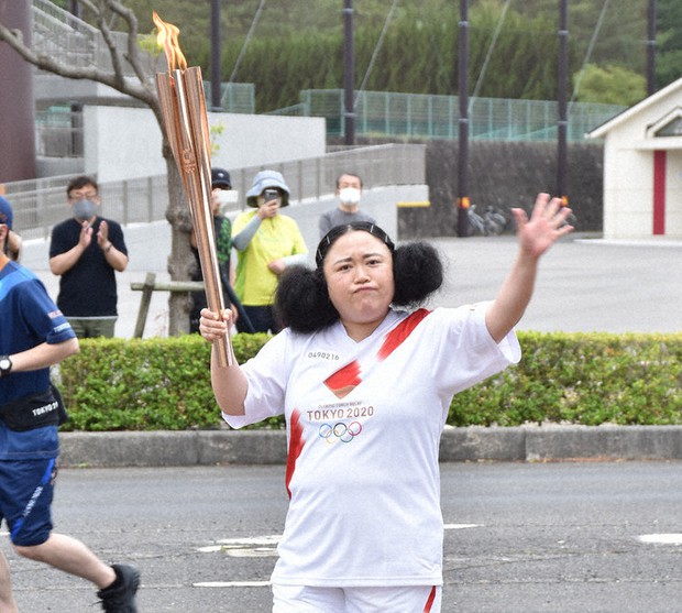 手を振りながら走るお笑いコンビ「ニッチェ」の江上敬子さん=島根県出雲市で、小坂春乃撮影