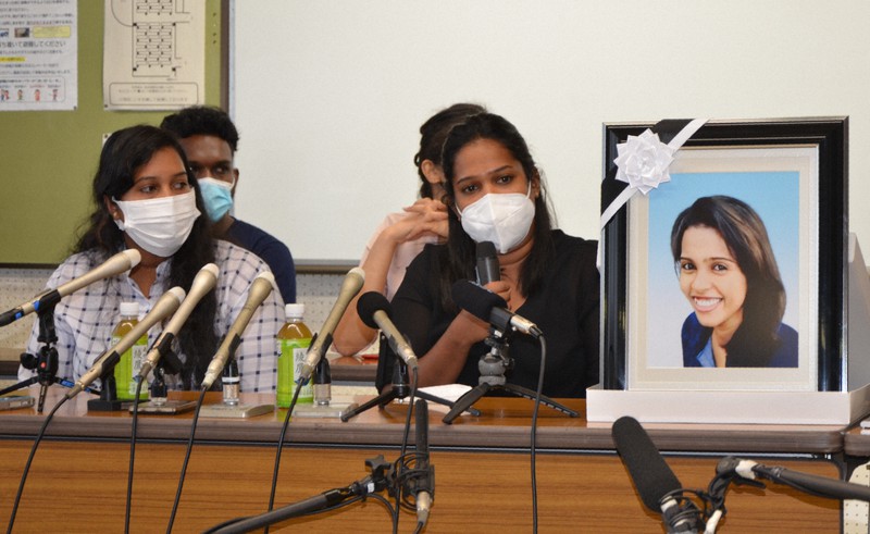 名古屋出入国在留管理局長との面会後、ウィシュマさんの遺影と共に記者会見する妹のワユミさん(前列右)とポールニマさん(同左)=名古屋市中区で2021年5月17日午後3時43分、川瀬慎一朗撮影