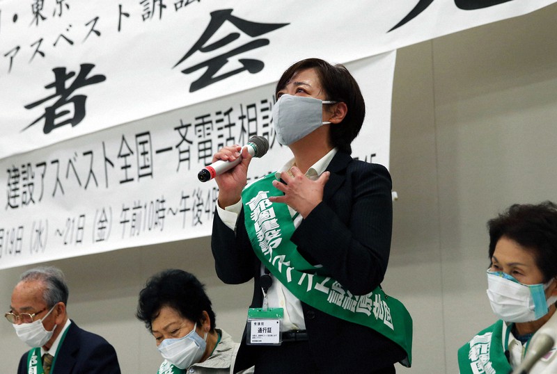 建設アスベスト訴訟の最高裁判決を受け、記者会見で目に涙を浮かべながら思いを語る原告の町田八千代さん(右から2人目)=東京都千代田区で2021年5月17日午後6時11分、小川昌宏撮影