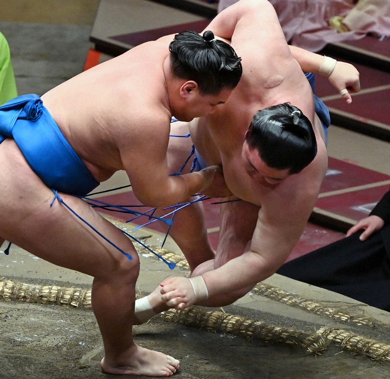豊昇龍(左)が外掛けで正代を破る=東京・両国国技館で2021年5月17日、宮間俊樹撮影