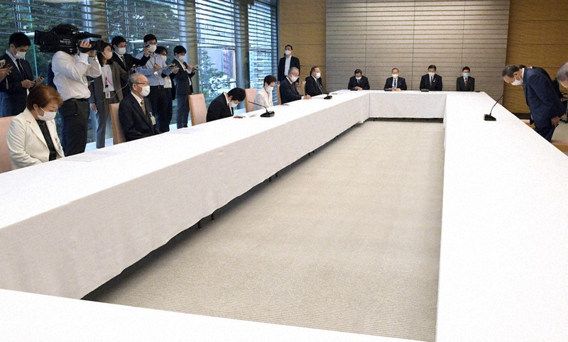 建設アスベスト訴訟の原告らに謝罪する菅義偉首相(右端)=首相官邸で18日午前11時2分、竹内幹撮影