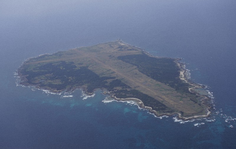 鹿児島県西之表市の馬毛島=4月6日、本社機「希望」から