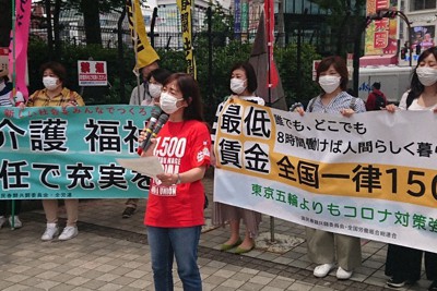 最低賃金全国一律１５００円をアピールするパートなどの組合員が多い生協労連の柳委員長＝東京都新宿区で