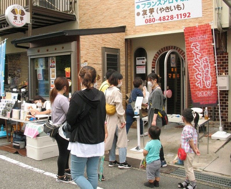 喫茶「マ茶キ」で始まったこども食堂に地域の親子連れが集まった=大阪府富田林市楠風台2で、長崎薫撮影