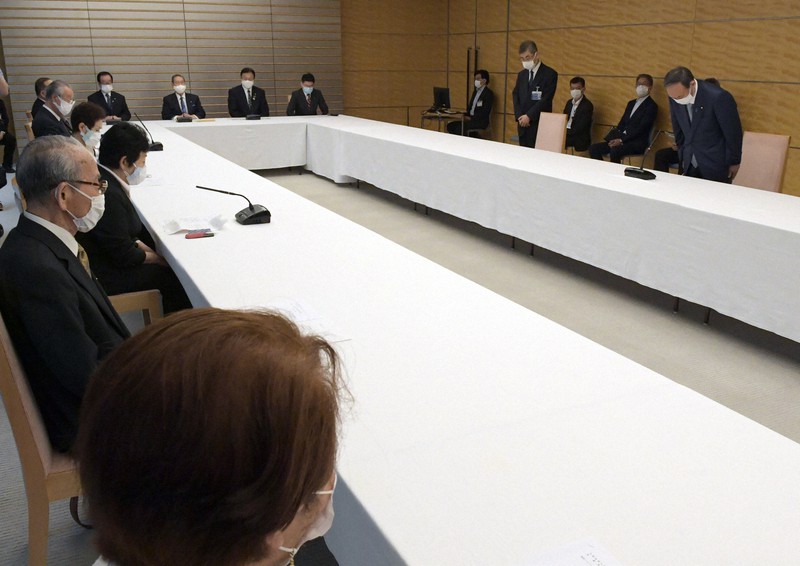 建設アスベスト訴訟の原告らに謝罪する菅義偉首相(右端)=首相官邸で2021年5月18日午前11時4分、竹内幹撮影