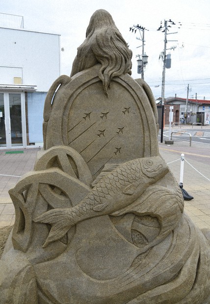 復興願う砂像、何度崩れても 彫刻家・保坂俊彦さん、作品披露 | 毎日新聞