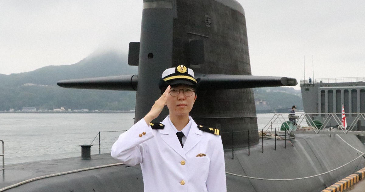 米海軍　潜水艦乗員証 海自潜水艦で初の女性幹部 実習終え金色のドルフィンマーク胸に | 毎日新聞