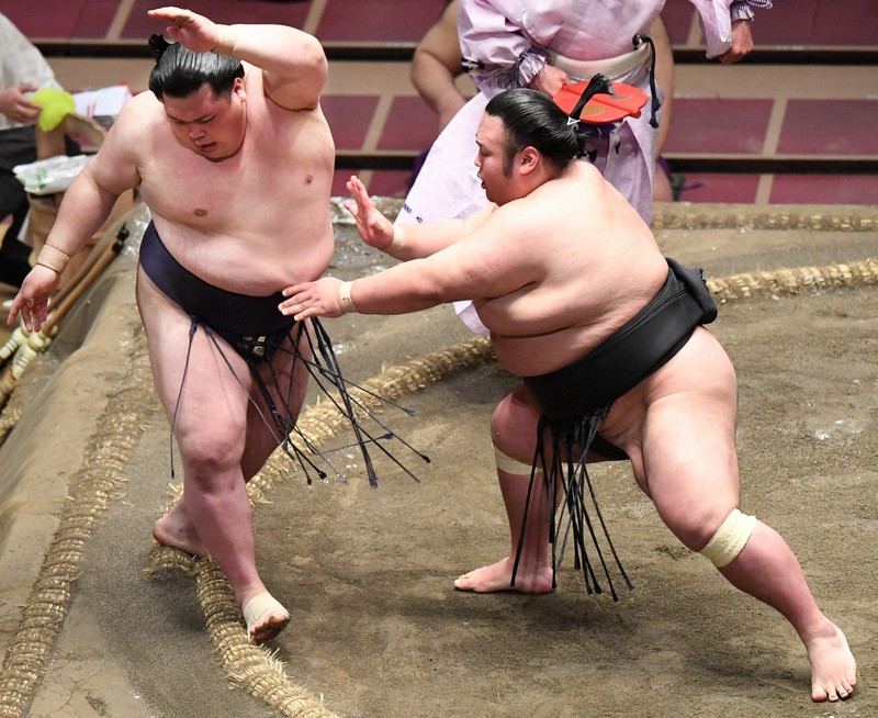 貴景勝(右)が押し出しで阿武咲を降す=東京・両国国技館で2021年5月18日、前田梨里子撮影