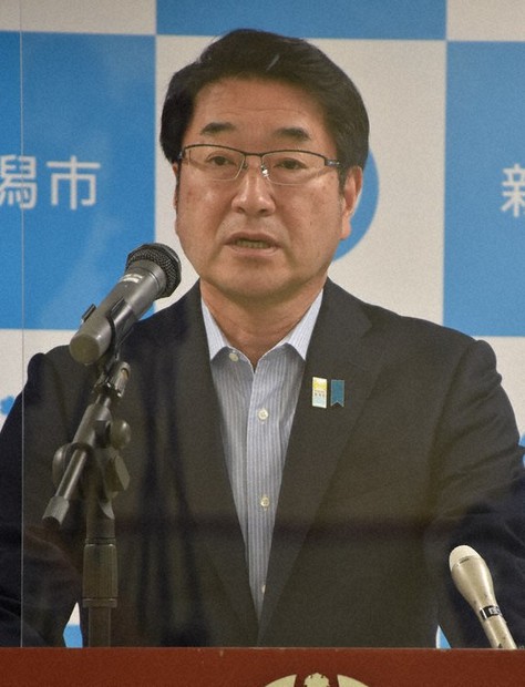 記者会見で新型コロナウイルスワクチン接種について説明する中原八一市長=新潟市役所で2021年5月18日午前10時3分、露木陽介撮影