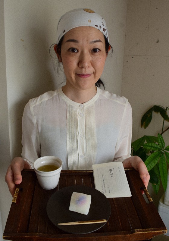 志田さんの俳句の世界を表現したオリジナル和菓子「雨あがる」を作った山崎ちひろさん=神戸市東灘区本山北町3の「日本茶カフェ一日」で、谷田朋美撮影