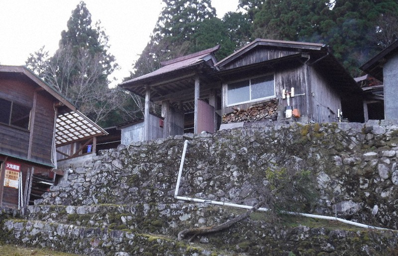 森の中に立つ宿坊「小仲坊」=奈良県下北山村で、高田房二郎撮影