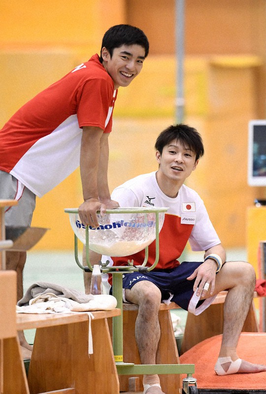 リオデジャネイロ五輪に向けて調整する体操男子の日本代表。白井(左)と内村はリラックスした表情を見せていた=2016年6月、竹内紀臣撮影