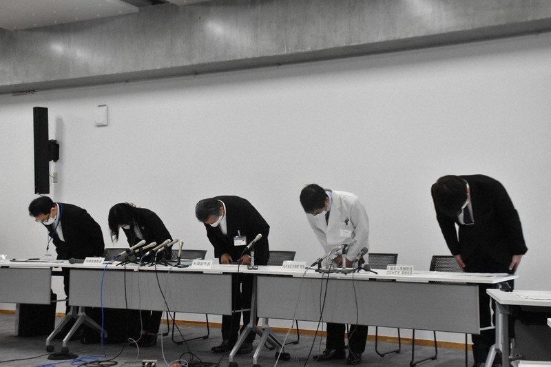 「介護老人保健施設はなみずき」での新型コロナウイルスワクチンの誤接種を受けて、陳謝する秋葉宗志副市長(中央)や施設関係者ら=水戸市役所で2021年5月19日午前10時31分、韮澤琴音撮影
