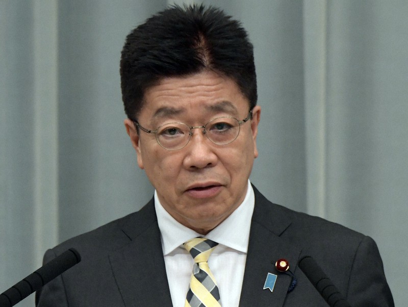 記者の質問に答える加藤勝信官房長官=首相官邸で2021年5月17日午後4時34分、竹内幹撮影