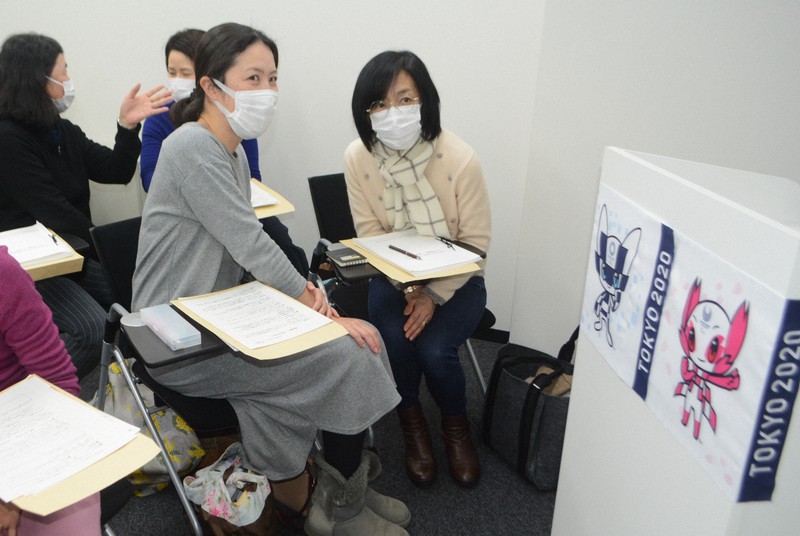 新型コロナウイルスの感染拡大前に実施された対面方式のボランティアの研修=成田空港で2020年2月4日午前9時19分、中村宰和撮影