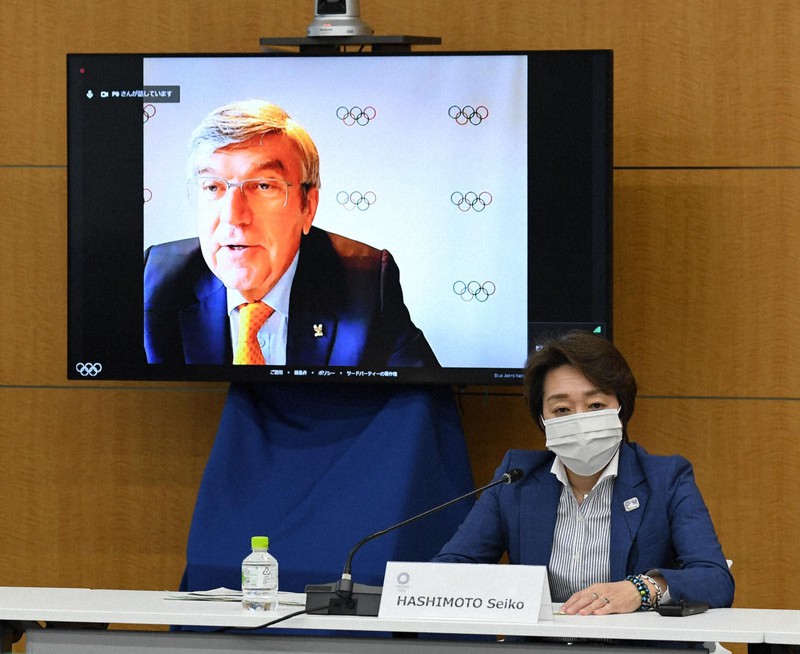 IOC調整委員会会議でIOCのトーマス・バッハ会長(画面)の発言を聞く東京五輪・パラリンピック組織委員会の橋本聖子会長=東京都中央区で2021年5月19日午後2時34分(代表撮影)
