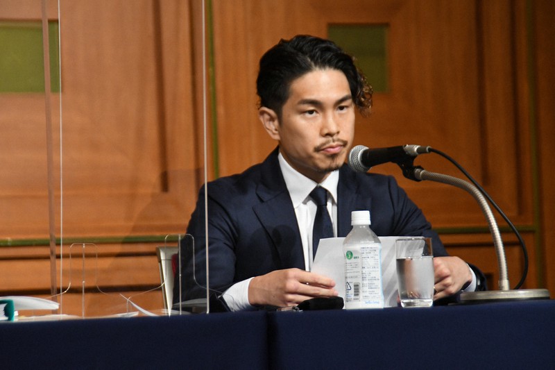 記者会見でコメントを読み上げる井岡一翔=東京都港区で2021年5月19日午後5時27分、川村咲平撮影