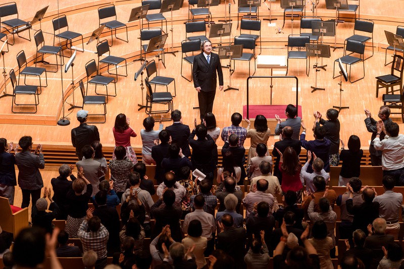 終演後、聴衆から大きな拍手を受けるムーティ (C)東京・春・音楽祭実行委員会/青柳 聡