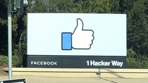 米フェイスブック本社の看板=米カリフォルニア州で2020年2月27日、中井正裕撮影