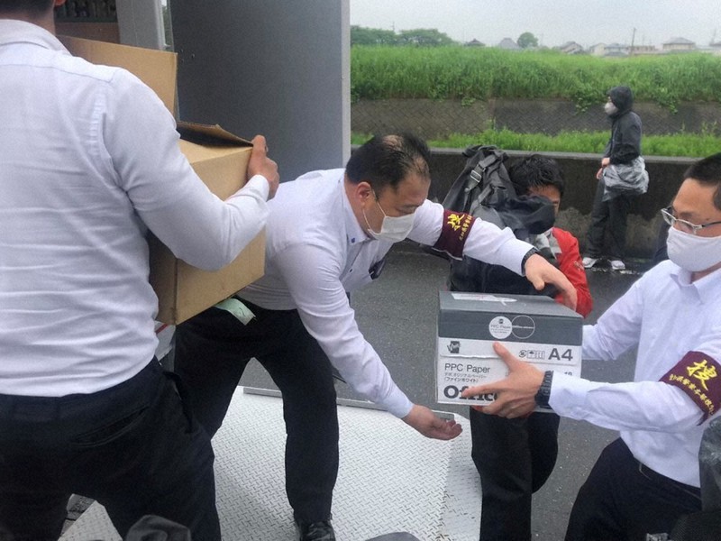 「愛知100万人リコールの会」事務局長の田中孝博容疑者の自宅から押収物を運び出しトラックに積む愛知県警の捜査員ら=愛知県稲沢市で2021年5月19日午後2時15分、高井瞳撮影